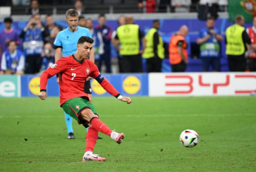 Ronaldo bị chế nhạo sau khi sút hỏng phạt đền ở hiệp phụ.