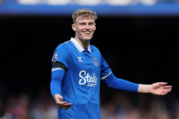 Everton có thể bán Branthwaite vì khó khăn tài chính.