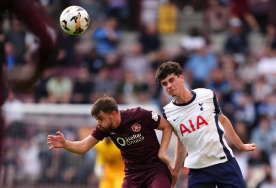 Hậu vệ phải: Archie Gray. Sau màn trình diễn khá ấn tượng mùa giải trước trong màu áo Leeds, cầu thủ 18 tuổi đã được Spurs chiêu mộ với mức phí 41,25 triệu euro.