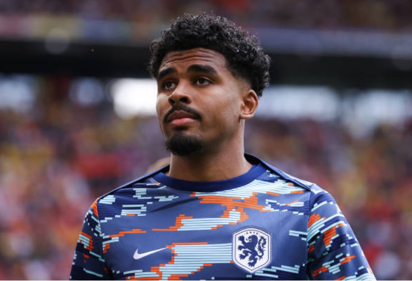 Hậu vệ trái: Ian Maatsen. Sau nửa mùa giải cho mượn ấn tượng tại Dortmund, ngôi sao người Hà Lan đã được Chelsea bán cho Aston Villa với giá 44,5 triệu euro.