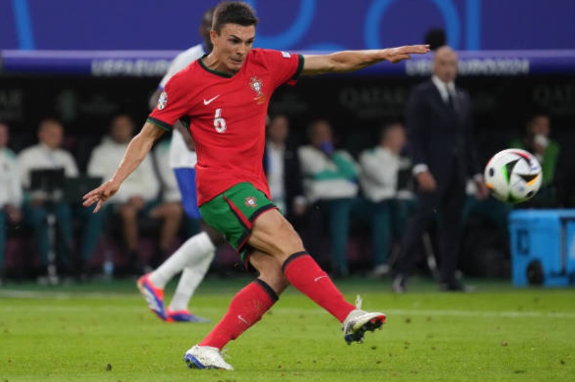 Tiền vệ trung tâm: Palhinha. Sau khi bỏ lỡ cơ hội chiêu mộ tuyển thủ Bồ Đào Nha hồi năm ngoái, Bayern Munich đã trở lại thị trường chuyển nhượng và chi 51 triệu euro để đón cái tên này về Allianz Arena.