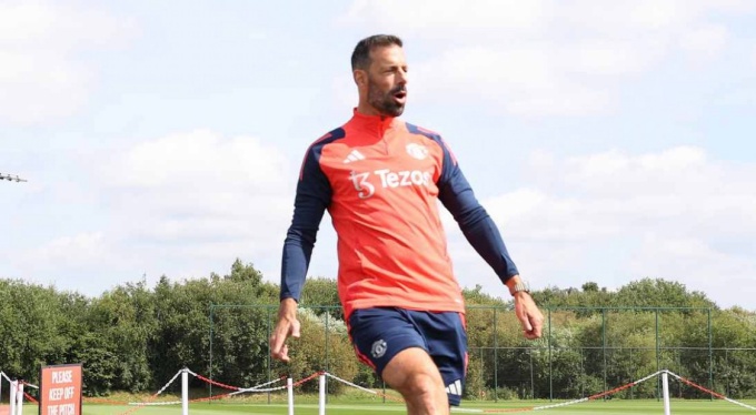Cựu tiền đạo Ruud van Nistelrooy hứa hẹn giúp hàng công Man Utd thi đấu khởi sắc hơn.