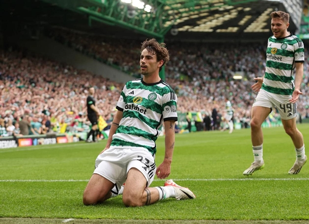 Matt O'Riley lọt vào tầm ngắm của Liverpool.