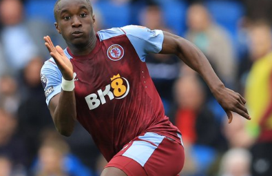 Diaby trên đường rời Villa.