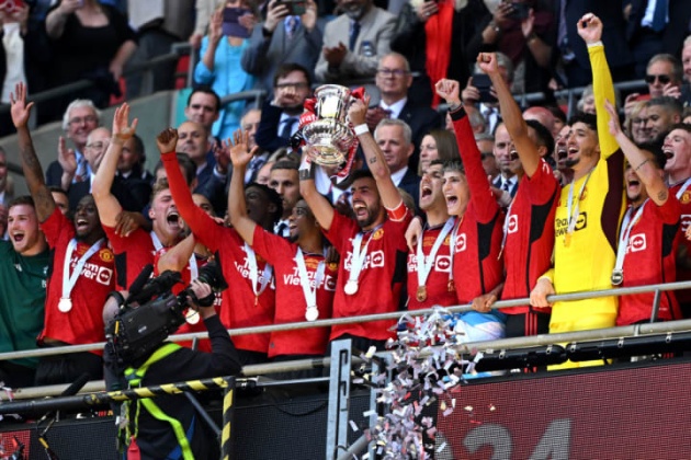 Các cầu thủ M.U ăn mừng chức vô địch FA Cup mùa trước.