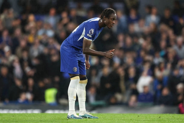 Chalobah trên đường rời Stamford Bridge.