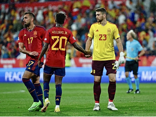 Unai Simon hy vọng Nico Williams từ chối Barca.
