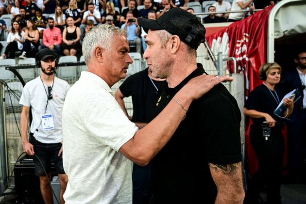 Mourinho gửi gắm một số 'lời khuyên' với đồng nghiệp Mattia Croci-Torti bên phía Lugano.