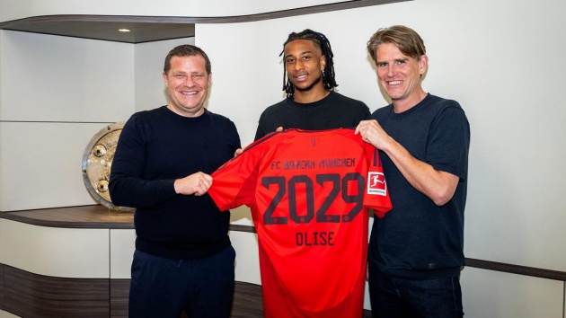 Olise trong buổi lễ ra mắt Bayern.