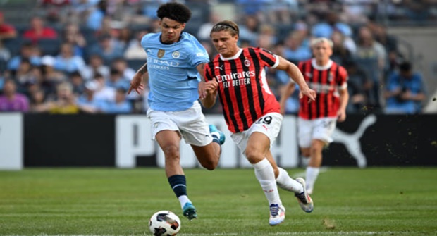 Sao trẻ Man City chơi nổi bật.