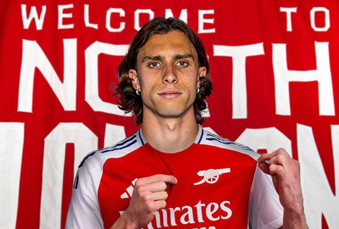 Từ đầu hè, Arsenal nỗ lực theo đuổi thương vụ Riccardo Calafiori và thương vụ này sắp hoàn tất, chỉ còn chờ ngày được công bố. Mức phí để Arsenal hoàn tất thương vụ là 40 triệu euro cộng với 5 triệu euro điều khoản bổ sung.