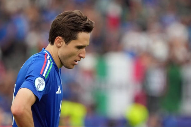 Chiesa gây choáng cho Chelsea.