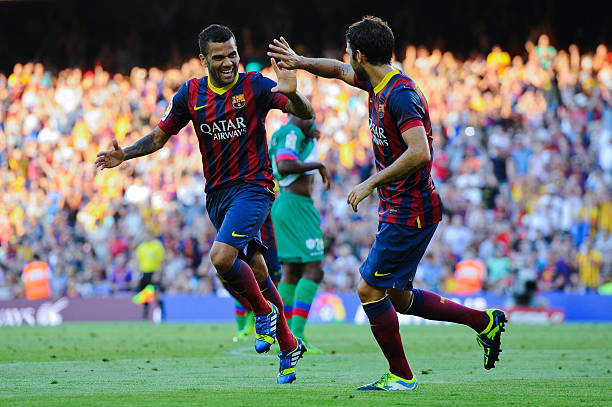 Alves và Fabregas cùng nhau giành được rất nhiều danh hiệu tại Barca.