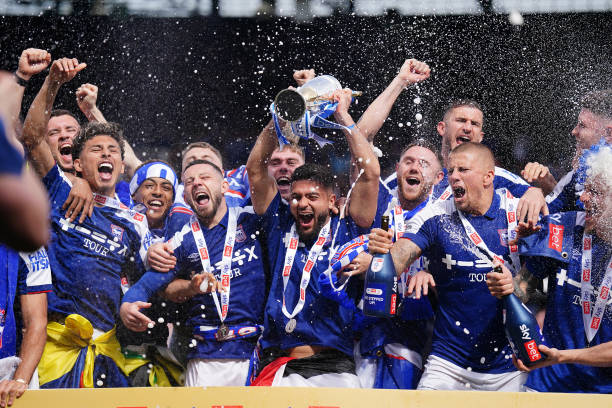 Ipswich Town chỉ thua Leicester 1 điểm trên BXH.