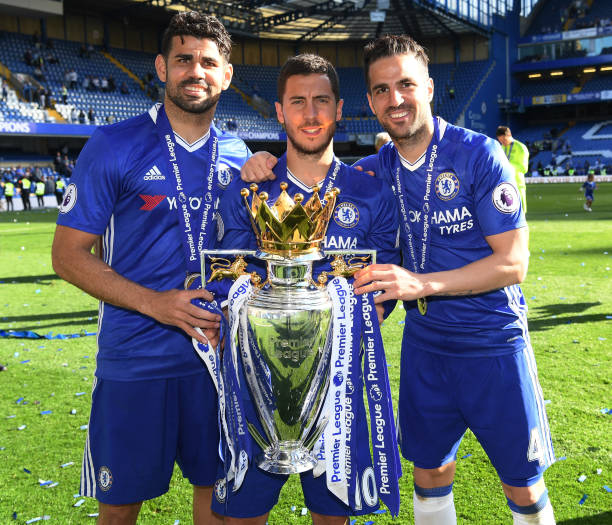 Hazard cùng Fabregas ăn mừng chức vô địch Premier League.
