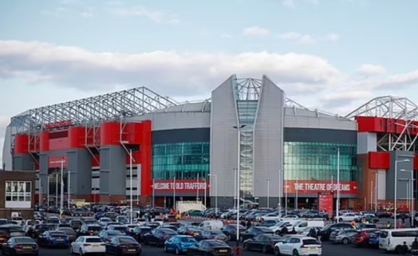 Man United sẽ xây mới sân Old Trafford.