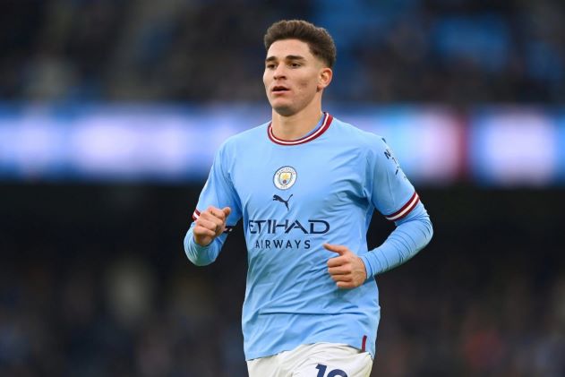 Alvarez trong màu áo Man City.