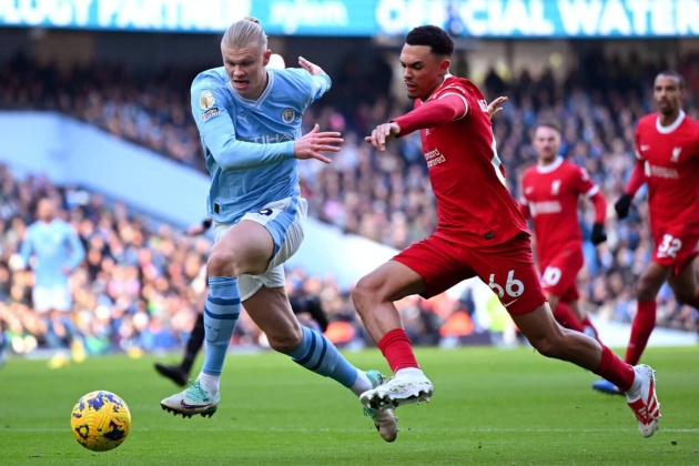 Trent trong một pha tranh chấp cùng Erling Haaland ở Premier League.