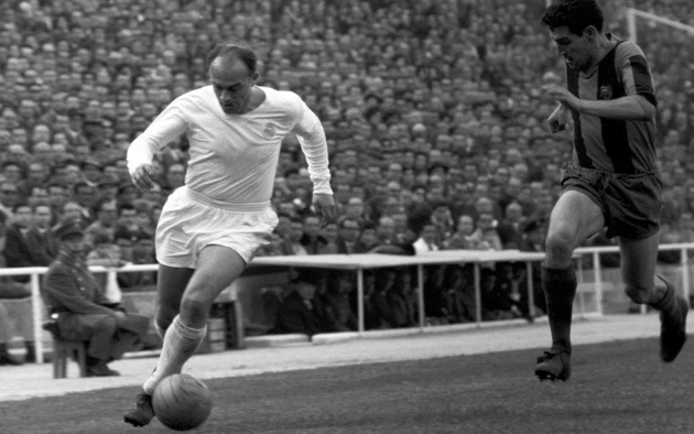 Di Stefano (áo trắng) khi còn là cầu thủ.