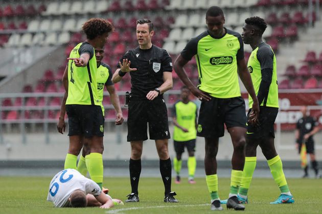 Vega (bên trái), thi đấu cho Sporting tại giải trẻ UEFA.