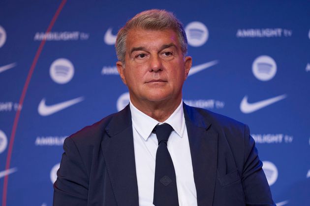 Chủ tịch Joan Laporta và ban lãnh đạo Barca đang nỗ lực tìm kiếm giải pháp tài chính mới cho CLB.