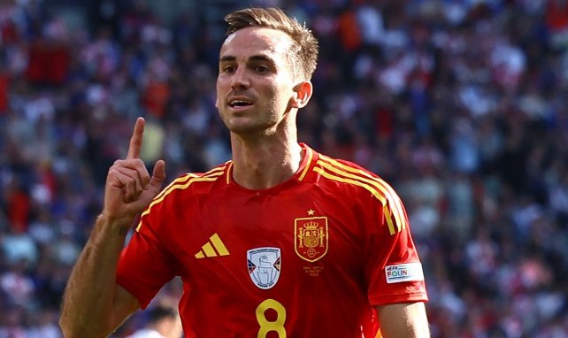Fabian thoát pressing rất hay.