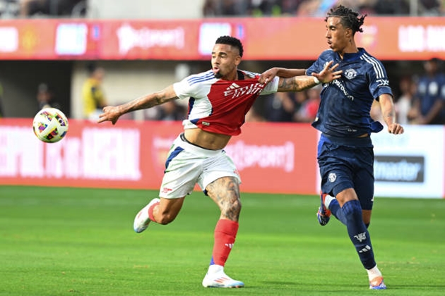Leny Yoro rời sân sớm trong trận đấu với Arsenal.
