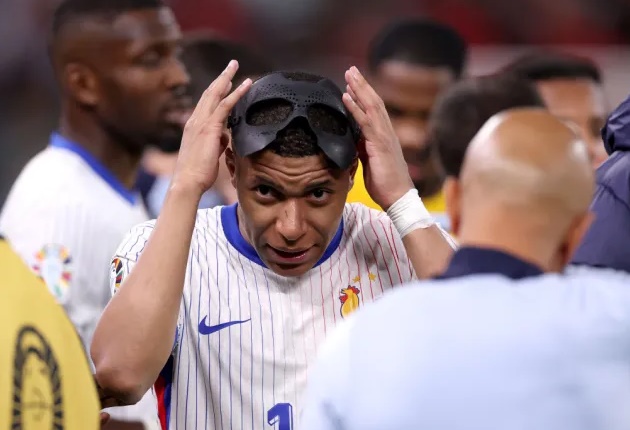 Mbappe rời sân trong hiệp phụ.