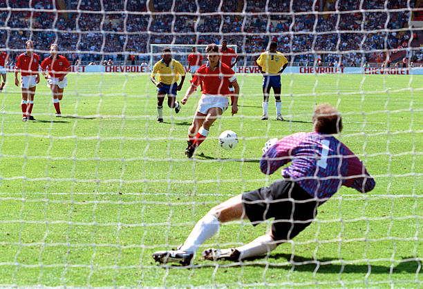 Gary Lineker thực hiện cú sút quá nhẹ.