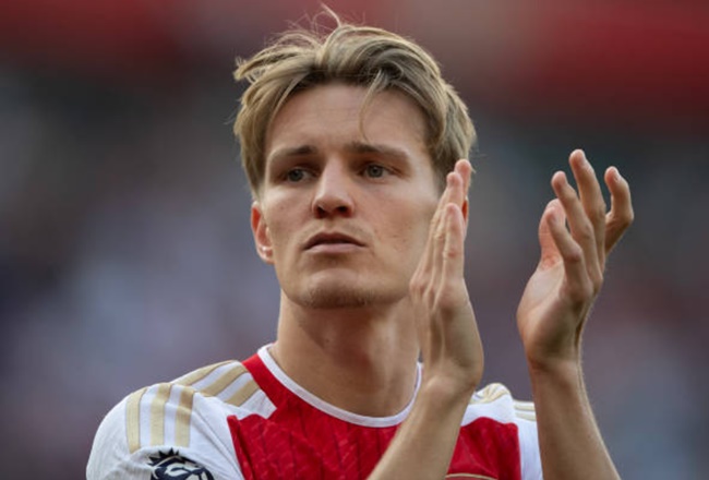Nhạc trưởng Odegaard.