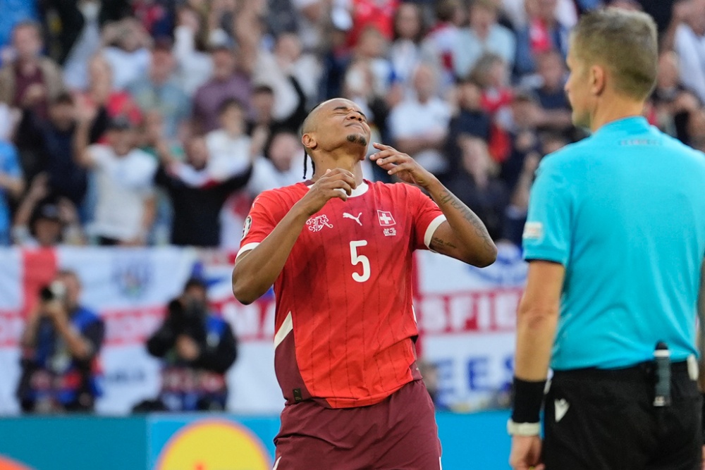 Trung vệ Manuel Akanji cảm thấy thất vọng khi đá hỏng quả luân lưu trong trận tứ kết với Anh. Cầu thủ thuộc biên chế Man City hiểu rằng cú đá hỏng ăn này đẩy Thụy Sĩ vào thế khó. Chung cuộc, Thụy Sĩ thua 3-5.