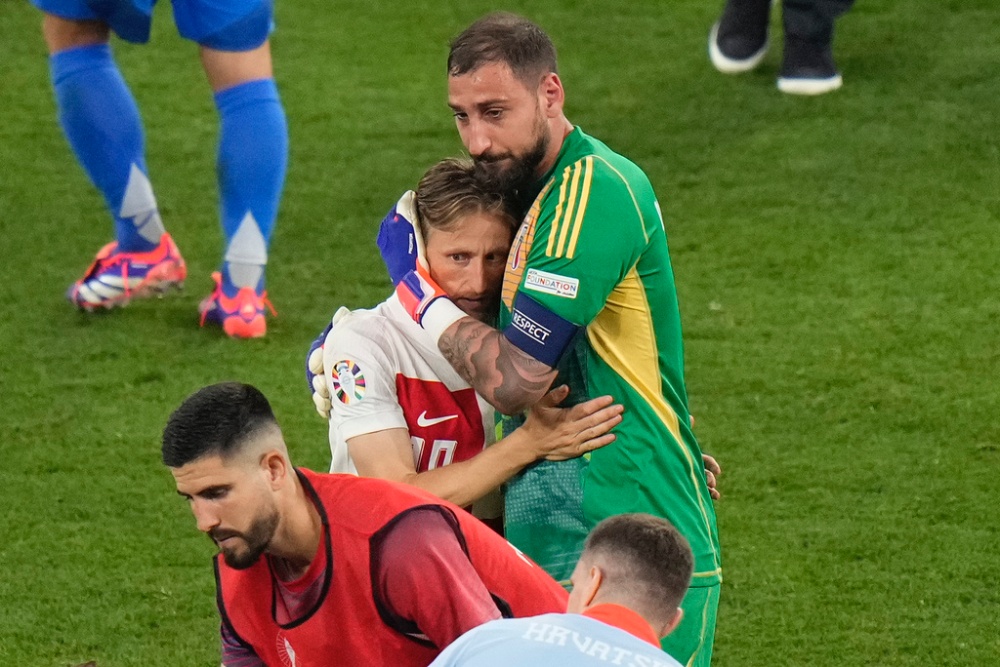 Modric thất thần khi anh biết rằng cơ hội của tuyển Croatia đã hết. Một hình ảnh khiến người hâm mộ chạnh lòng. Thủ thành Gianluigi Donnarumma phải chạy lại an ủi Modric.