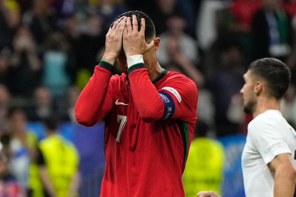 Cristiano Ronaldo khóc khi đá hỏng phạt đền ở phút 105 trận gặp Slovenia ở vòng 16 đội. Rất may cho anh khi Bồ Đào Nha vẫn vào tứ kết khi thắng 3-0 ở loạt luân lưu.