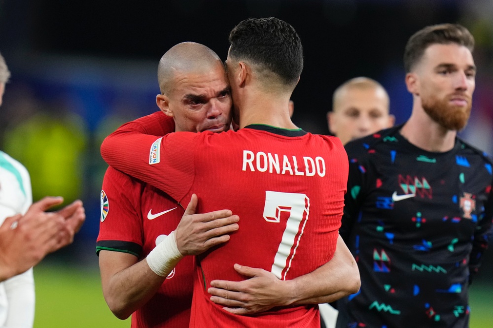 Tới tứ kết, Bồ Đào Nha lại gục ngã trước Pháp trên chấm 11m. Lúc này, Ronaldo không khóc, nhưng Pepe thì có.