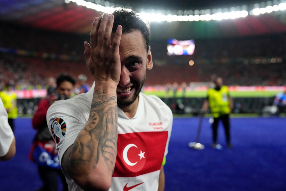 Hakan Calhanoglu không thể kiềm chế nỗi buồn sau khi tuyển Thổ Nhĩ Kỳ nhận thất bại 1-2 trước Hà Lan tại tứ kết EURO 2024. Thổ Nhĩ Kỳ chơi hay, nhưng bị loại đáng tiếc.