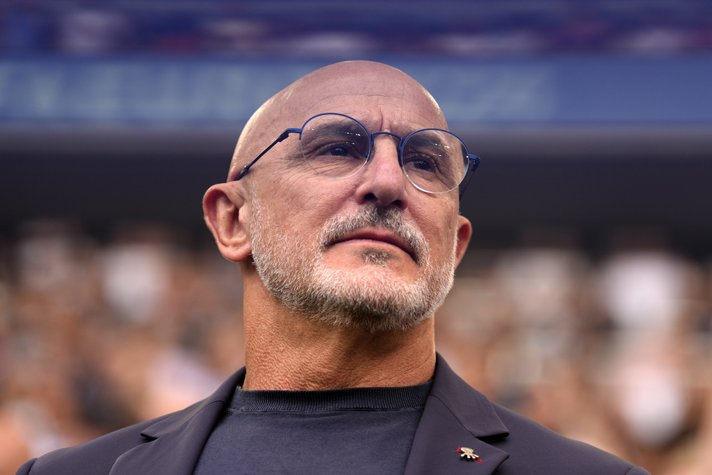 Luis de la Fuente vẫn dè chừng Kylian Mbappe.