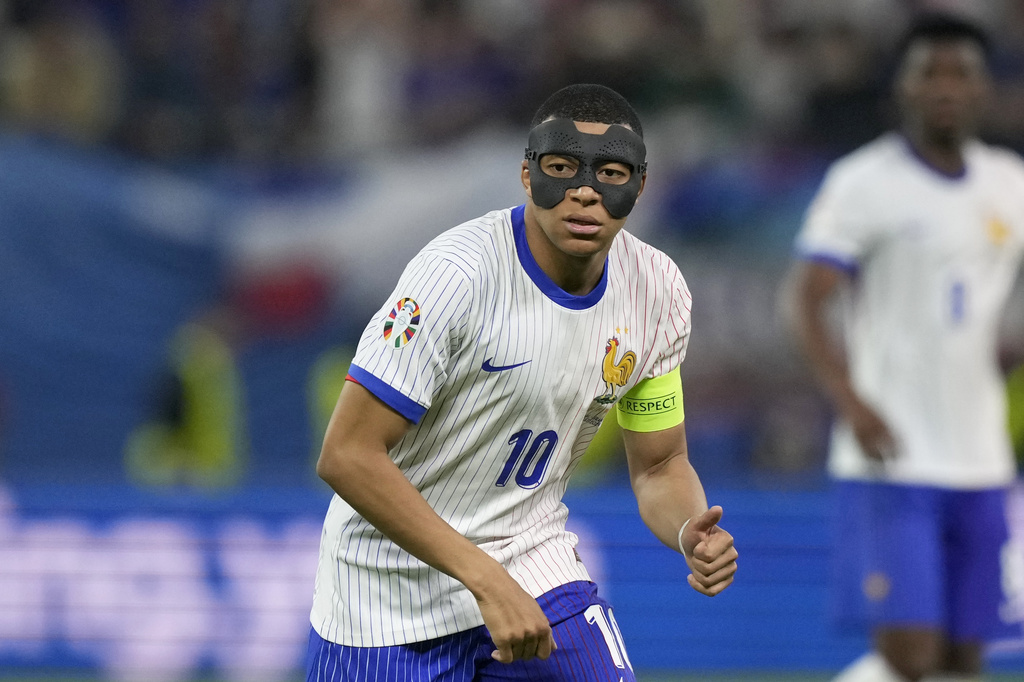 Kylian Mbappe gặp khó khăn với chiếc mặt nạ.