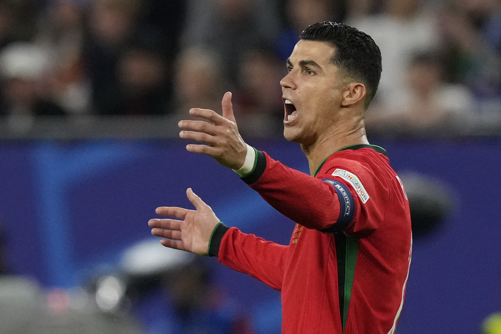 Cristiano Ronaldo được khuyên nên rút lui khỏi đội tuyển quốc gia.