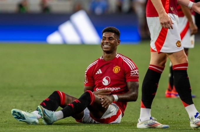 Rashford tập tễnh rời sân.