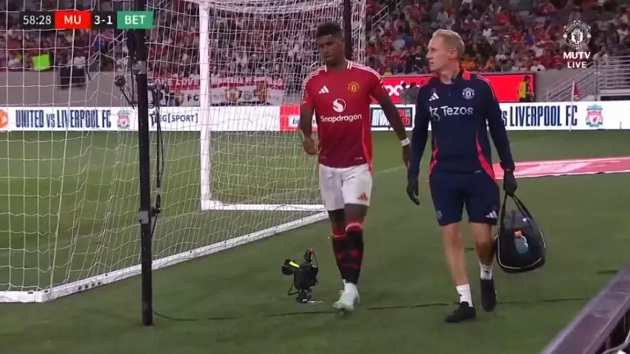Rashford khập khiễng rời sân.