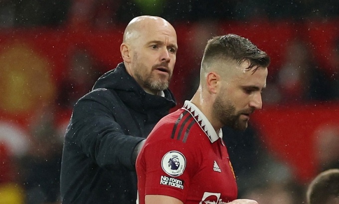 Mùa giải vừa qua, vị trí hậu vệ trái khiến HLV Erik ten Hag đau đầu. Luke Shaw không có nhiều đóng góp cho đội vì chấn thương hành hạ.