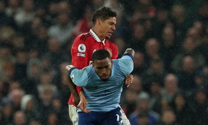 Hàng thủ Man Utd thêm tan hoang ở mùa giải 2023/24 khi lần lượt Raphael Varane, Harry Maguire hay Victor Lindelof đều gặp nhiều vấn đề khác nhau.