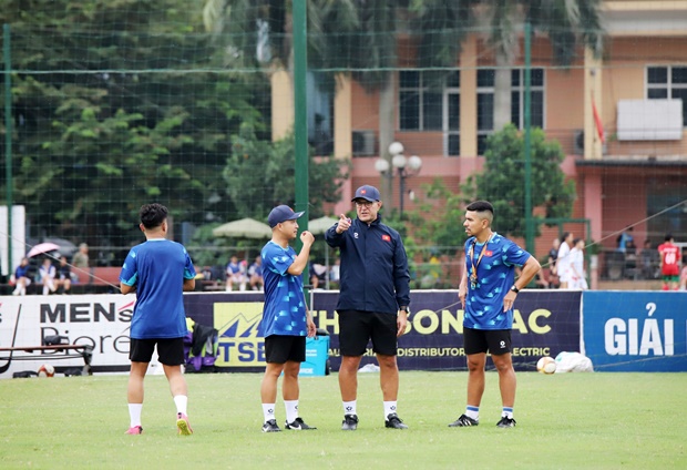 HLV Cristiano Roland trên sân tập U16 Việt Nam. Ảnh: VFF.
