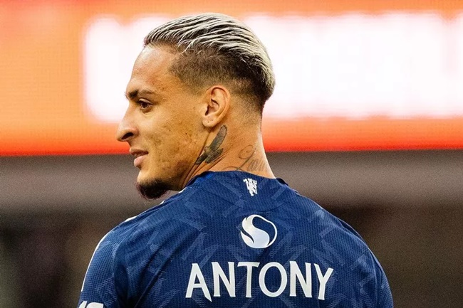 Antony trưởng thành từ khu ổ chuột Brazil.