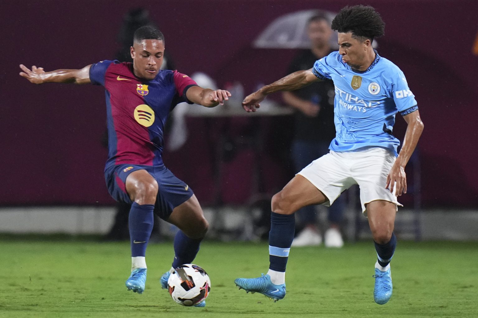 Nhưng Mundo Deportivo đưa tin tiền đạo Vitor Roque đã vắng mặt trong buổi tập vì bị ốm.