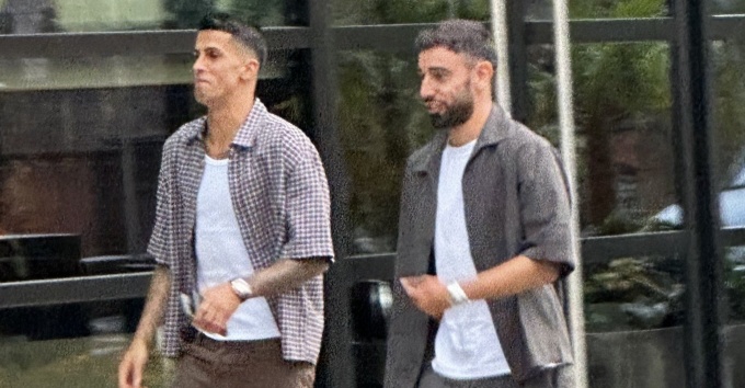 Hình ảnh gây chú ý giữa Cancelo và Fernandes.