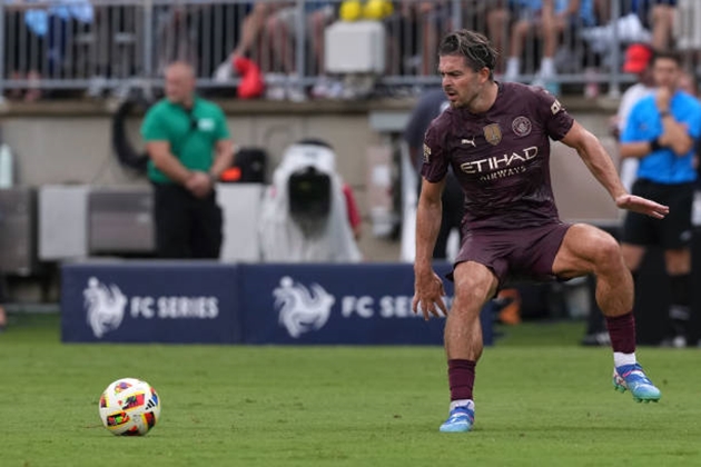 Jack Grealish nỗ lực trong chuyến du đấu tiền mùa giải.