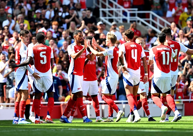 William Saliba giúp Arsenal mở tỷ số ngay phút thứ 9.
