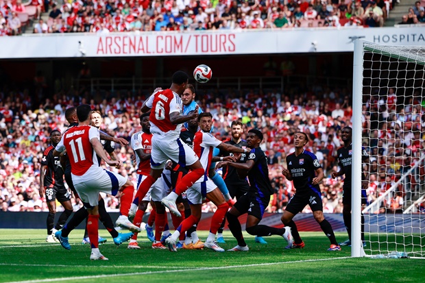 Gabriel nhân đôi cách biệt cho Arsenal.