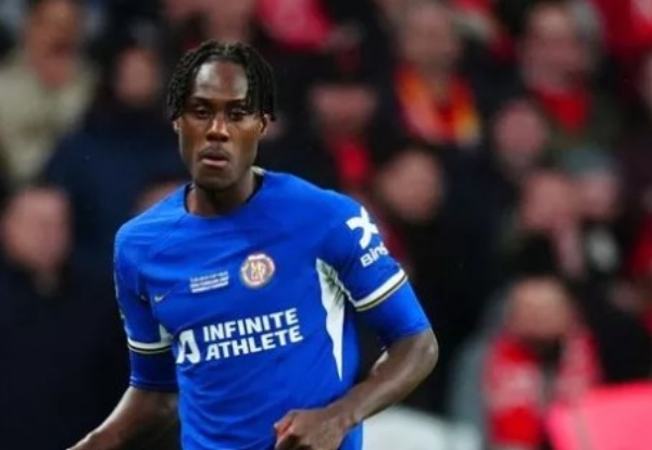 Chalobah trong màu áo Chelsea.